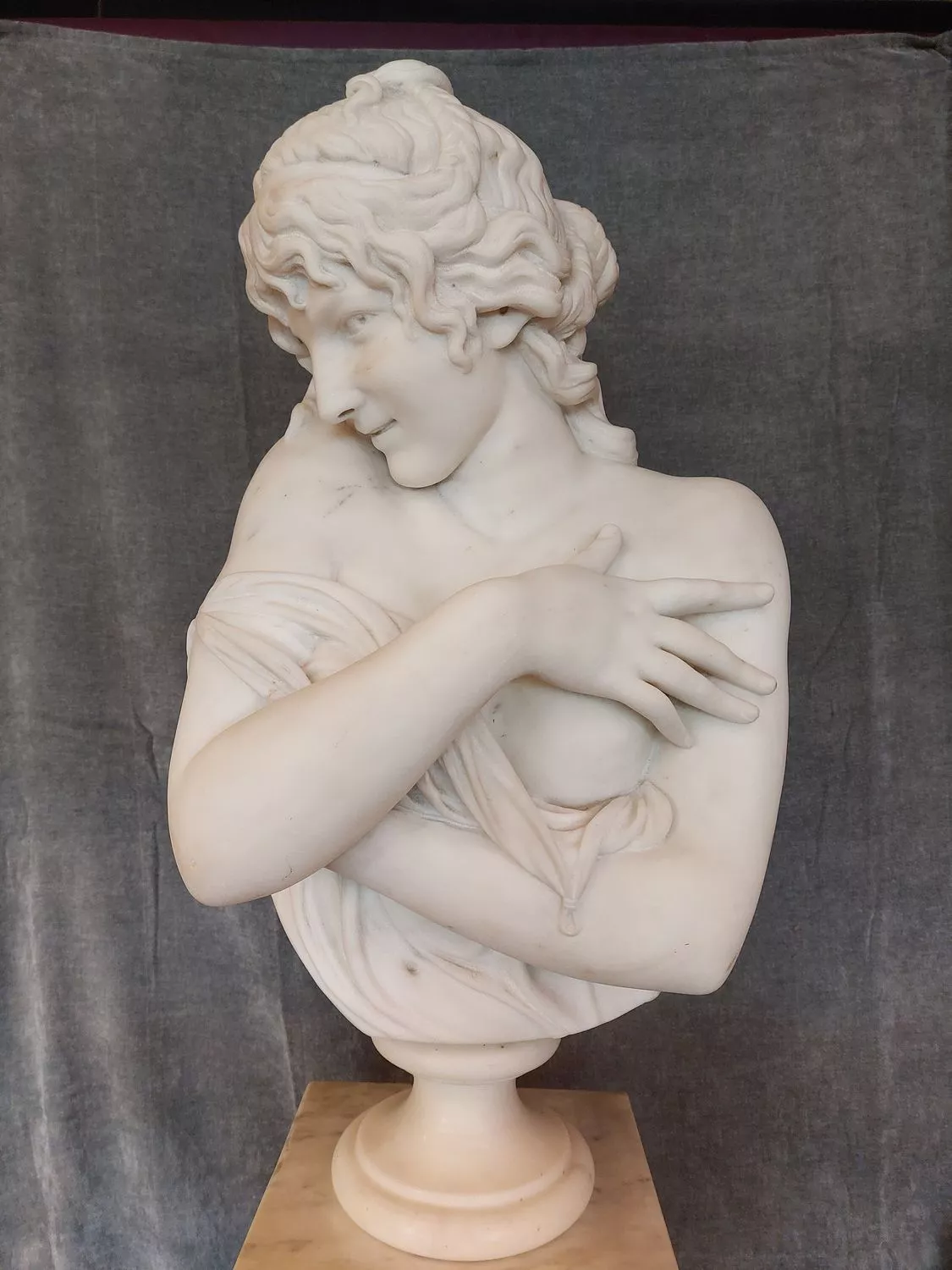 Buste femme qui se cache