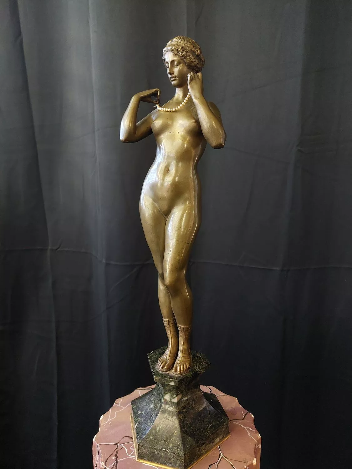 Statue collier perle